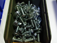 Bak met bouten met kruisvormige uitsparing