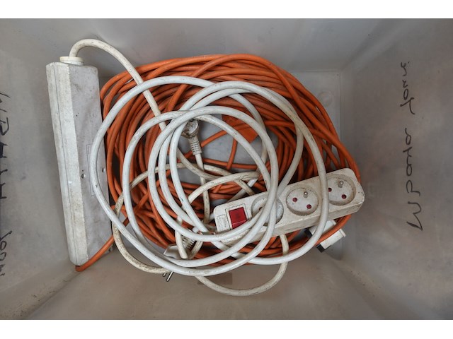 Bak met contactdoos en verlengkabel - afbeelding 2 van  2