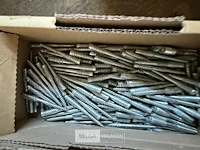 Bak met div schroeven - afbeelding 6 van  7