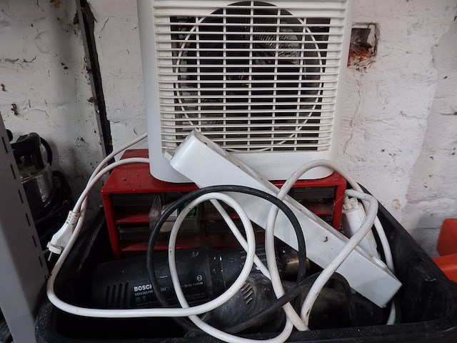 Bak met divers oa boormachine - afbeelding 1 van  1