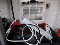 Bak met divers oa boormachine - afbeelding 1 van  1