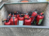 Bak met diverse brandblussers - afbeelding 1 van  1