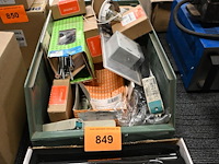 Bak met diverse installatiemateriaal - afbeelding 1 van  2
