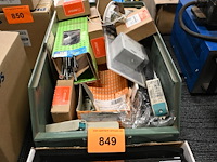 Bak met diverse installatiemateriaal - afbeelding 2 van  2