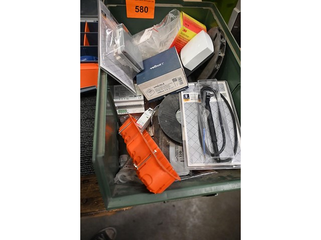 Bak met diverse materiaal - afbeelding 1 van  1