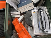Bak met diverse materiaal - afbeelding 1 van  1