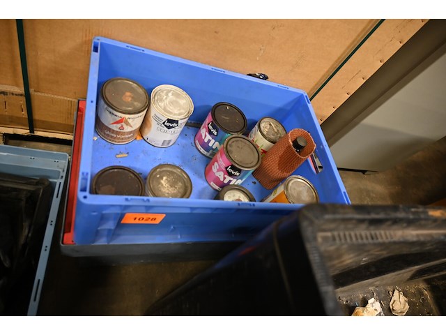Bak met diverse restanten verf - afbeelding 1 van  1