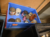 Bak met diverse restanten verf - afbeelding 1 van  1