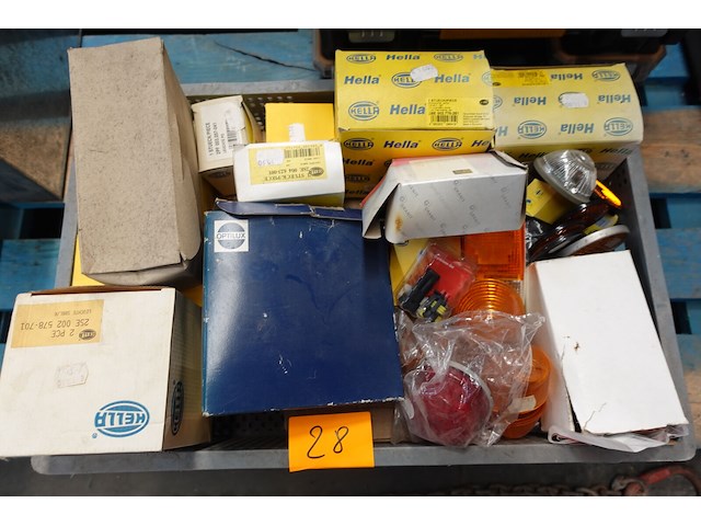 Bak met diverse verlichting voornamelijk hella - afbeelding 1 van  4