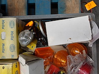Bak met diverse verlichting voornamelijk hella - afbeelding 2 van  4