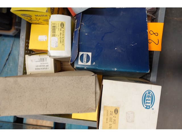 Bak met diverse verlichting voornamelijk hella - afbeelding 4 van  4