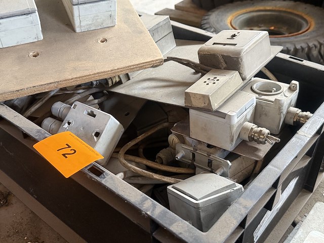 Bak met diverse wandcontactdozen - afbeelding 2 van  2