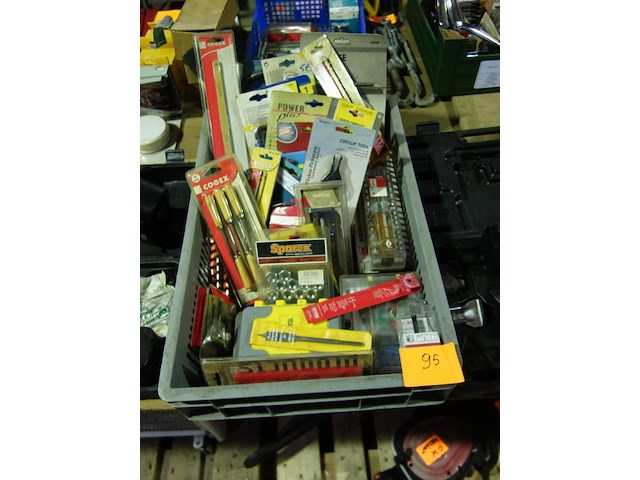 Bak met diversen (nieuw materiaal) - afbeelding 1 van  1