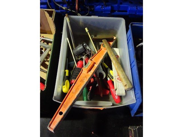 Bak met gereedschap - afbeelding 1 van  1
