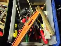 Bak met gereedschap - afbeelding 1 van  1