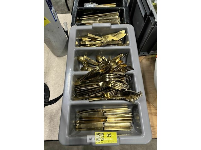 Bak met goud eetgerei - afbeelding 1 van  6