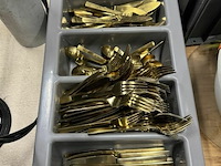 Bak met goud eetgerei - afbeelding 1 van  6