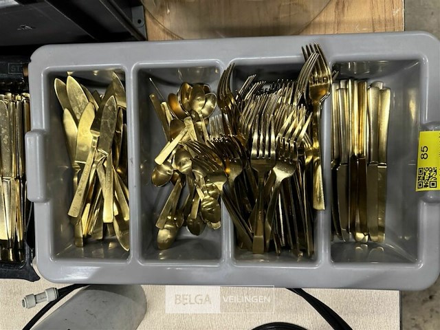 Bak met goud eetgerei - afbeelding 2 van  6