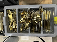 Bak met goud eetgerei - afbeelding 2 van  6