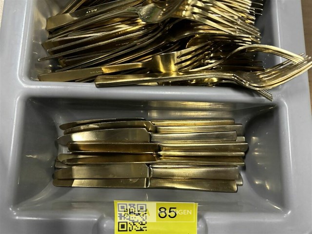 Bak met goud eetgerei - afbeelding 3 van  6