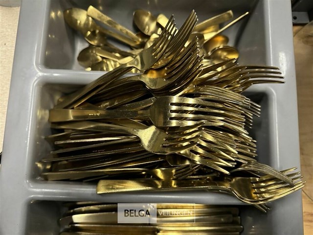 Bak met goud eetgerei - afbeelding 4 van  6