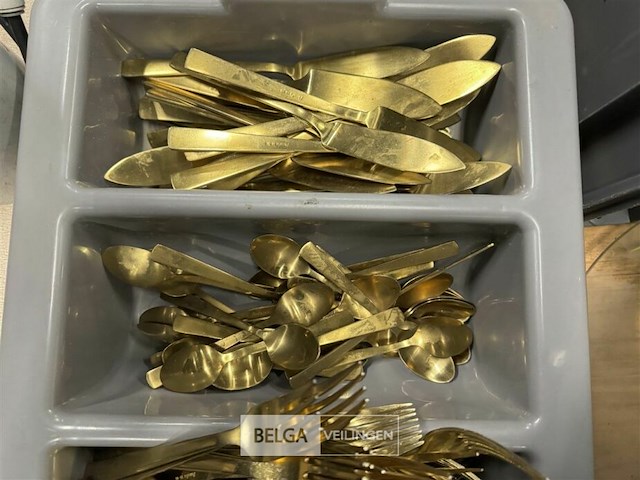 Bak met goud eetgerei - afbeelding 5 van  6
