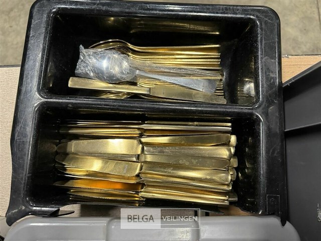 Bak met goud eetgerei - afbeelding 6 van  6