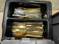 Bak met goud eetgerei - afbeelding 6 van  6