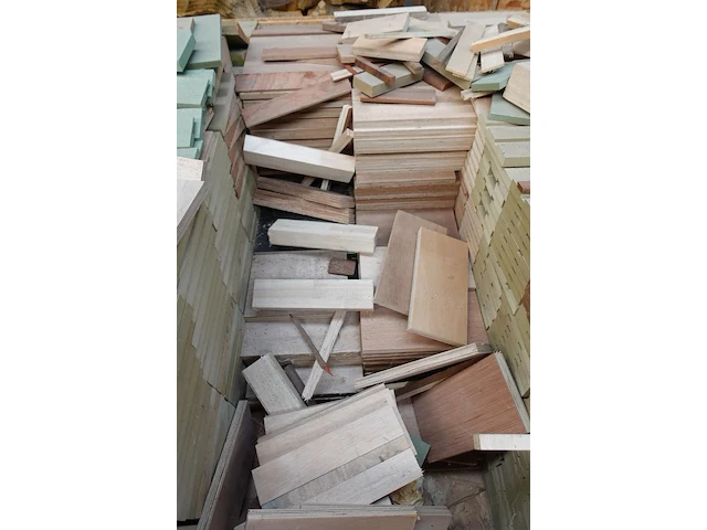 Bak met hout - afbeelding 2 van  4