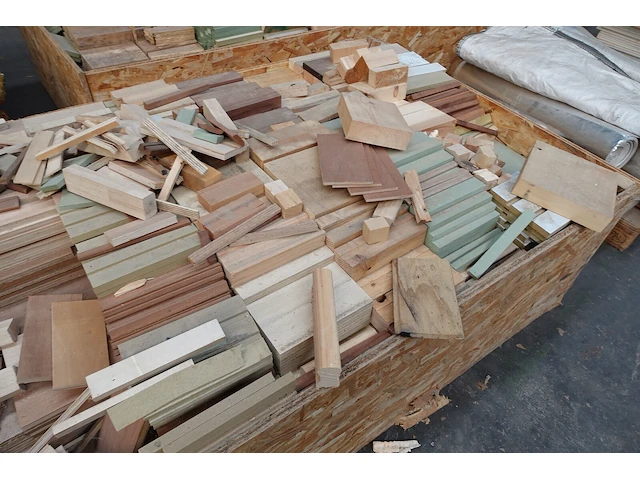 Bak met hout - afbeelding 4 van  4