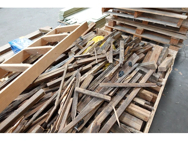 Bak met hout - afbeelding 3 van  3