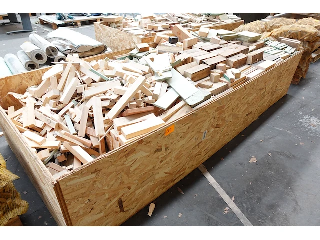 Bak met hout - afbeelding 1 van  4