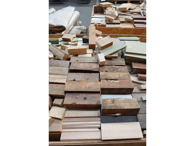 Bak met hout - afbeelding 2 van  4