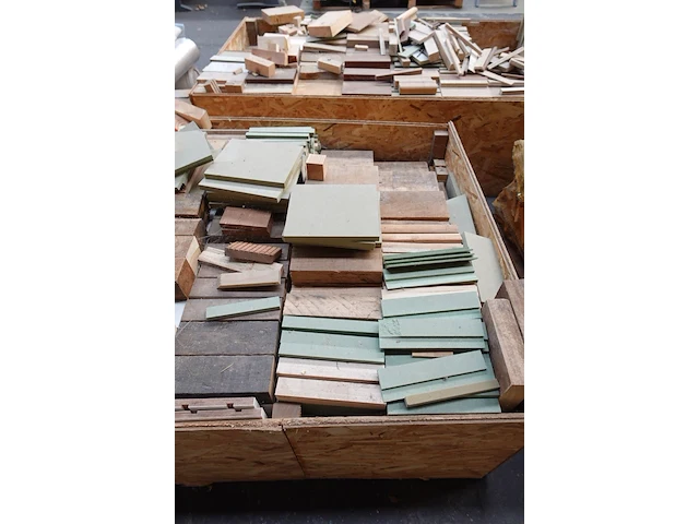 Bak met hout - afbeelding 3 van  4