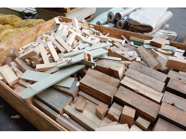 Bak met hout - afbeelding 4 van  4