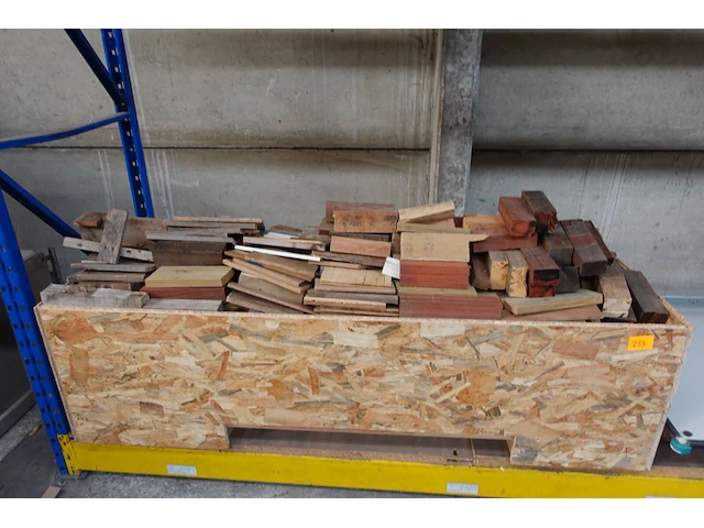 Bak met hout - afbeelding 1 van  4