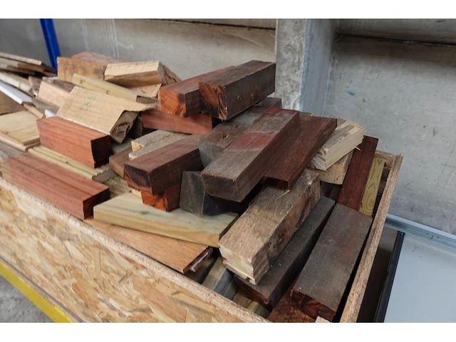 Bak met hout - afbeelding 2 van  4