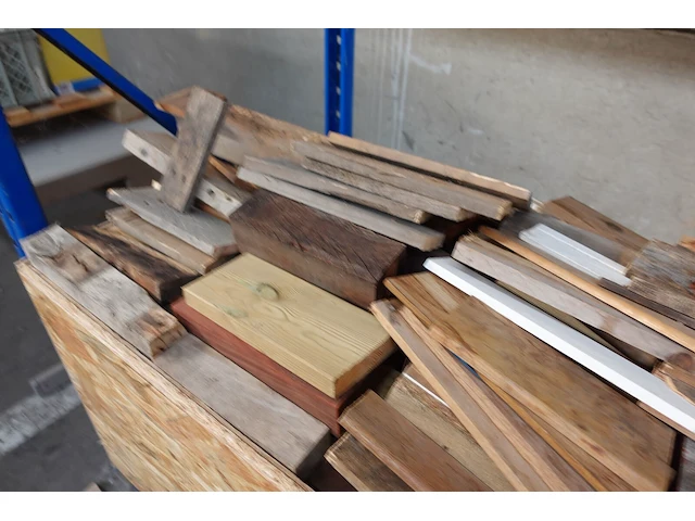 Bak met hout - afbeelding 4 van  4