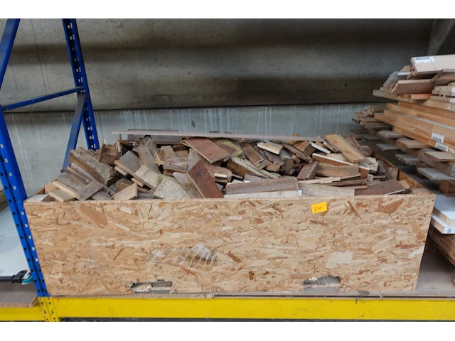 Bak met hout - afbeelding 1 van  4