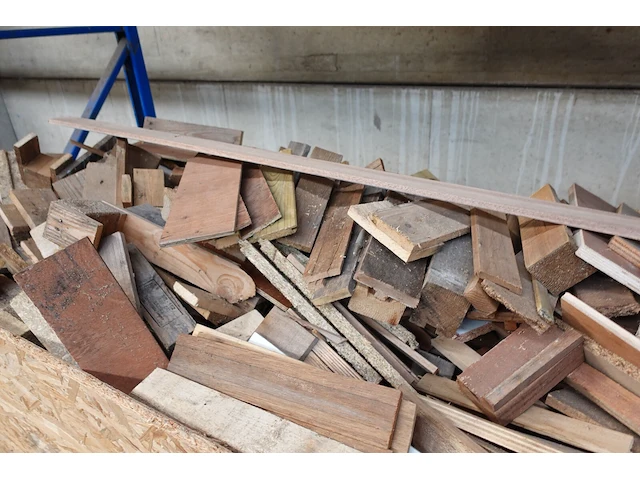 Bak met hout - afbeelding 3 van  4
