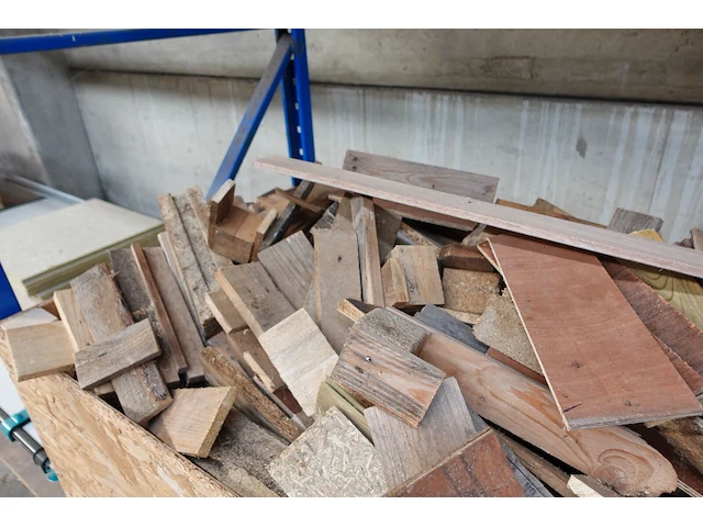 Bak met hout - afbeelding 4 van  4