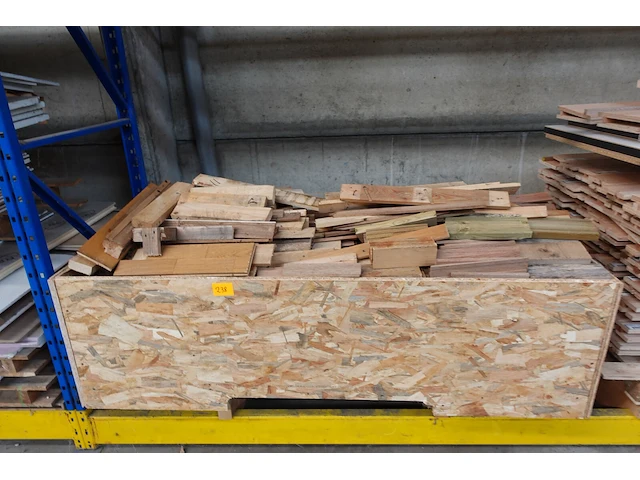 Bak met hout - afbeelding 1 van  4