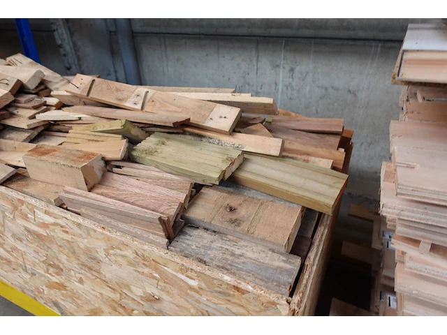 Bak met hout - afbeelding 4 van  4