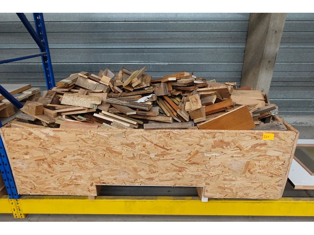 Bak met hout - afbeelding 1 van  4