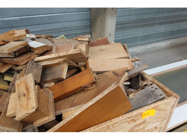 Bak met hout - afbeelding 4 van  4