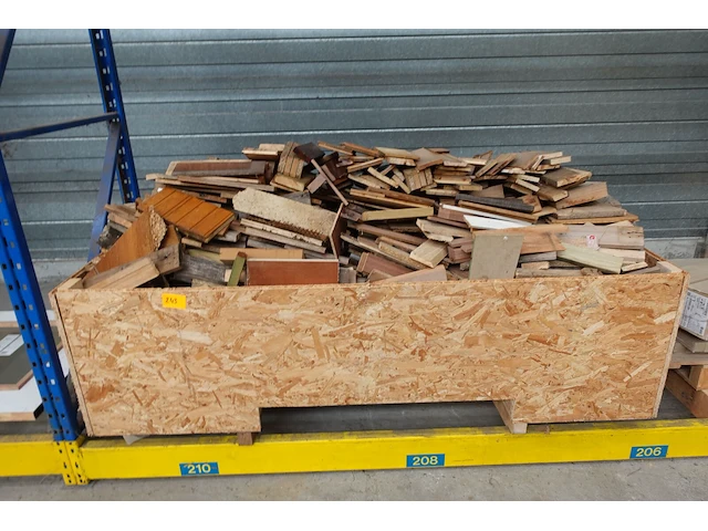 Bak met hout - afbeelding 1 van  4