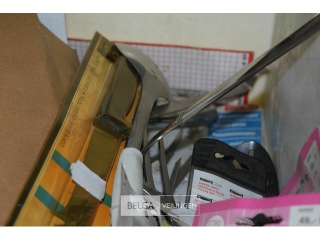 Bak met inhoud div keukengerief - afbeelding 1 van  2