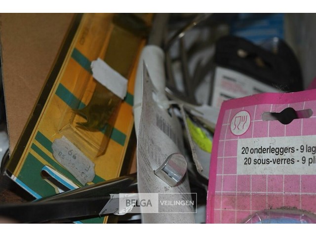 Bak met inhoud div keukengerief - afbeelding 2 van  2