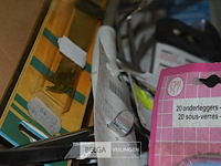 Bak met inhoud div keukengerief - afbeelding 2 van  2