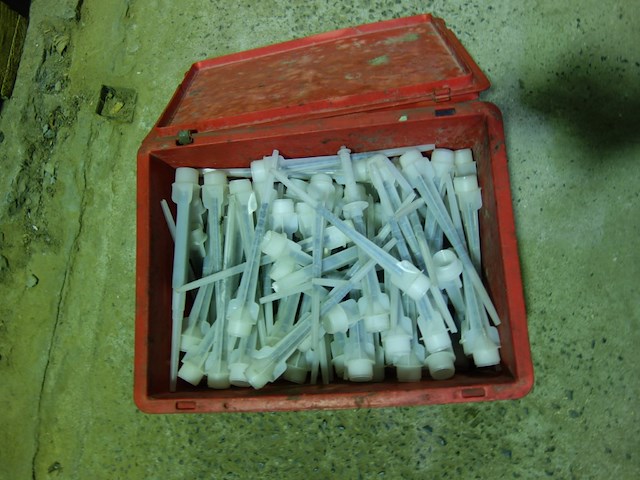 Bak met mengspuiten 2componenten - afbeelding 1 van  1